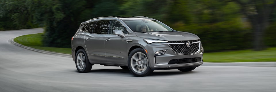 Buick Enclave Avenir 2024 en mouvement sur la route.