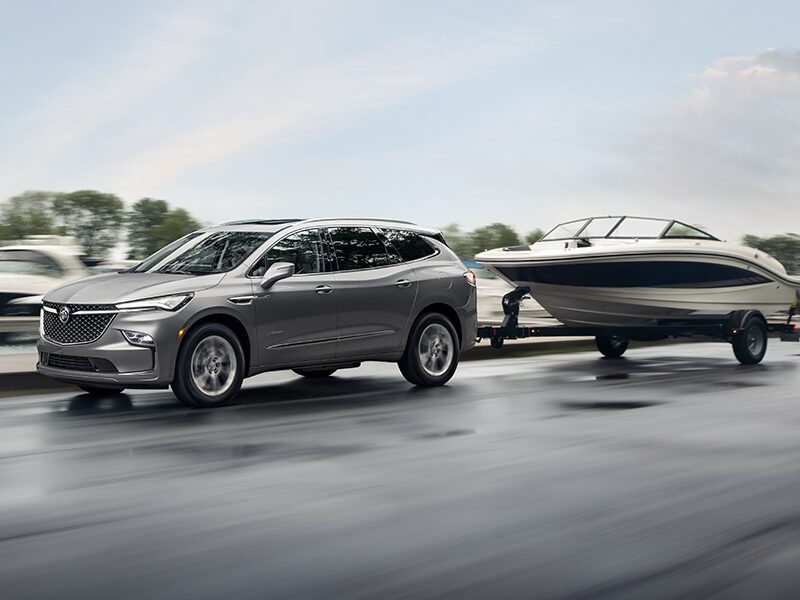 Buick Enclave 2024 qui remorque un yacht.