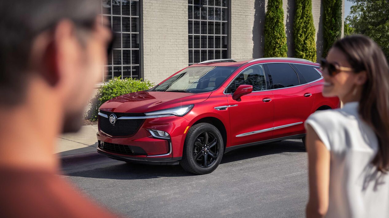 Buick Enclave Sport Touring 2024 garé devant une maison.