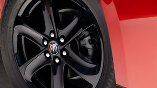 Buick Enclave Sport Touring 2024 jante noire en gros plan.