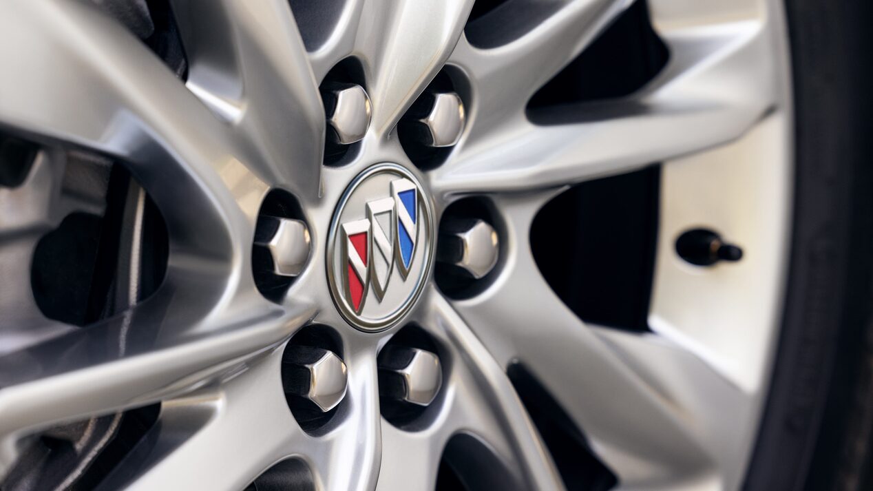 Buick Enclave 2024 roue en aluminium gros plan.
