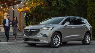 Buick Enclave Avenir 2024 garée au bord d’une route.