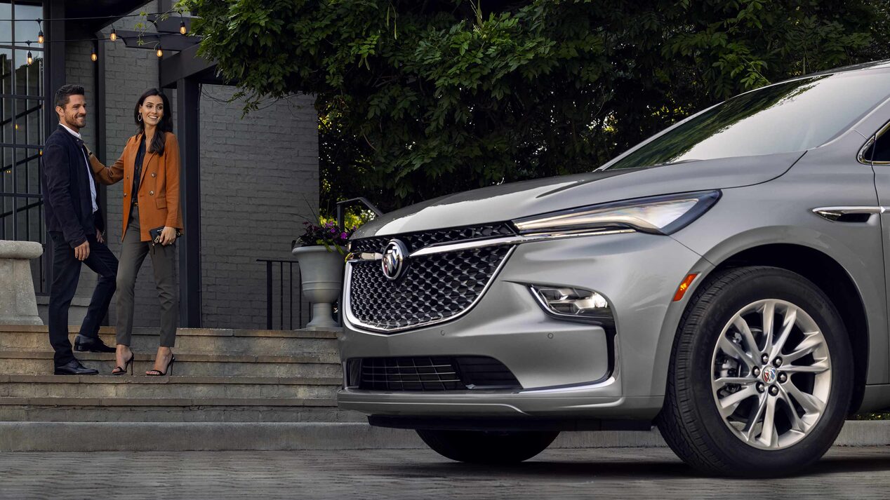 Vue latérale de l’extérieur avant du Buick Enclave Avenir 2024.