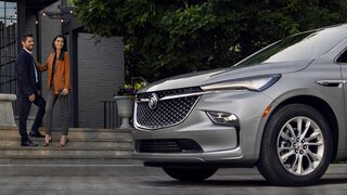 Vue latérale de l’extérieur avant du Buick Enclave Avenir 2024.