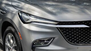 Buick Enclave Avenir 2024 calandre et phares élégants.