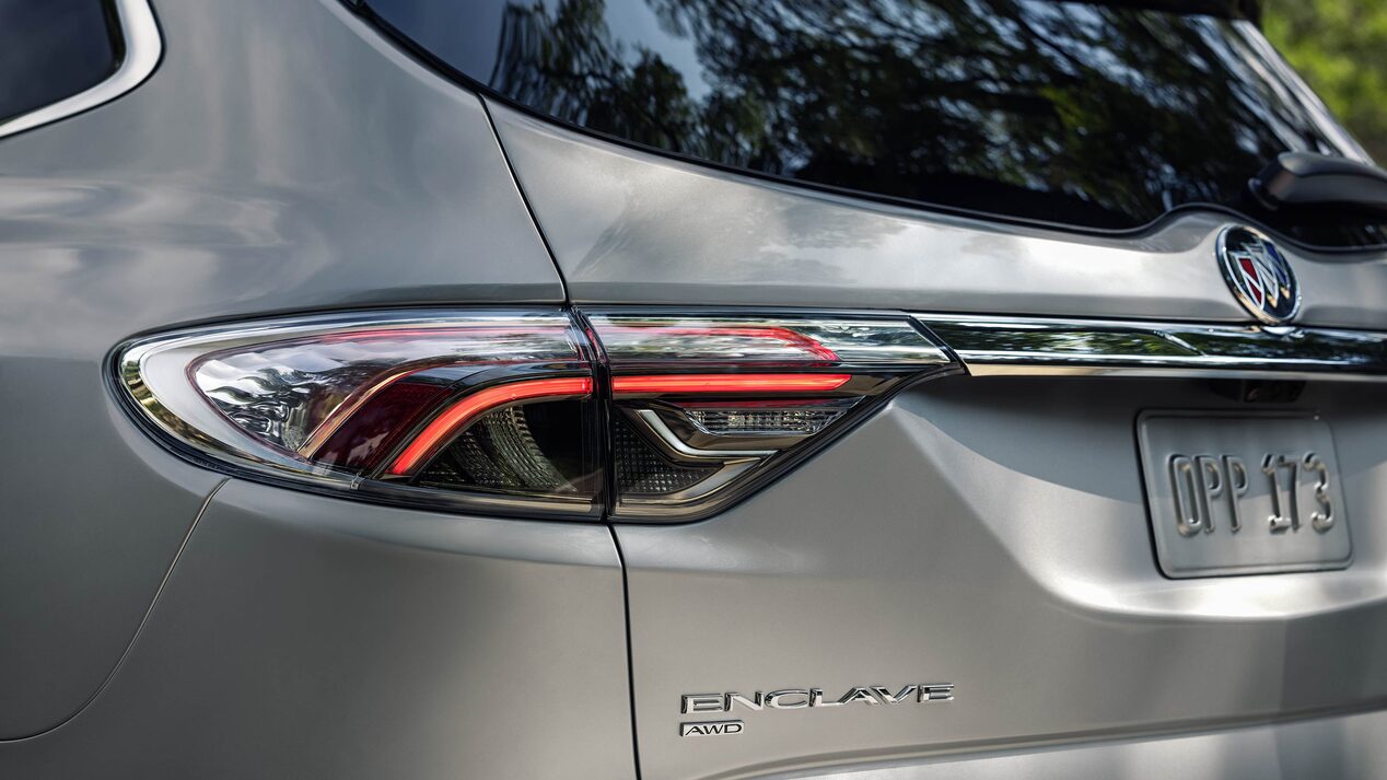 Buick Enclave Avenir 2024 feux arrière et carénage arrière.