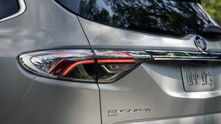 Buick Enclave Avenir 2024 feux arrière et carénage arrière.