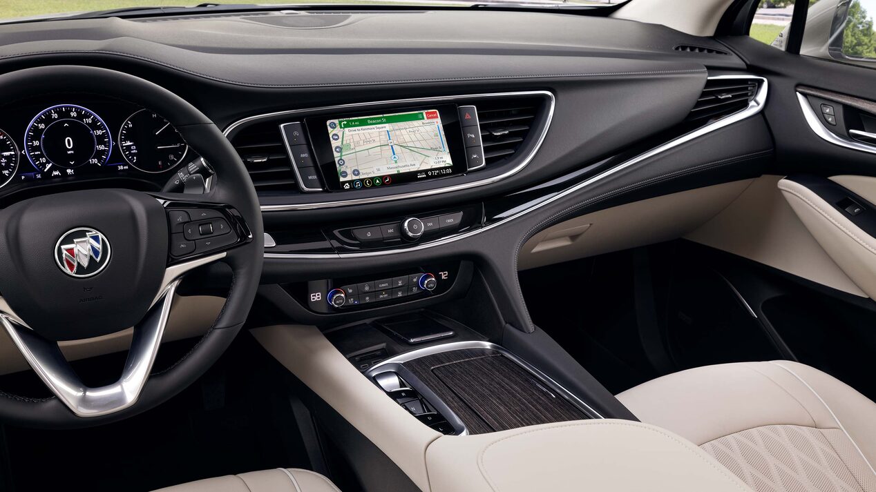 Volant Buick Enclave 2024 et écran multimédia.