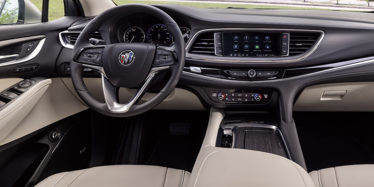 Vue d'ensemble de l'habitacle côté conducteur du Buick Enclave 2024.