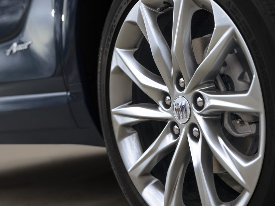 Close-up view of the aluminum wheels of the 2024 Encore GX Avenir.