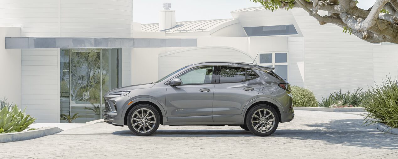 Buick Encore GX sport de tourisme 2024 dans la rue.