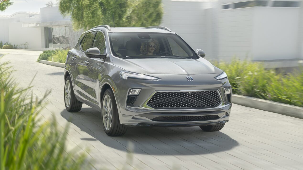 Vue latérale avant du petit VUS Buick Encore GX Avenir 2024.