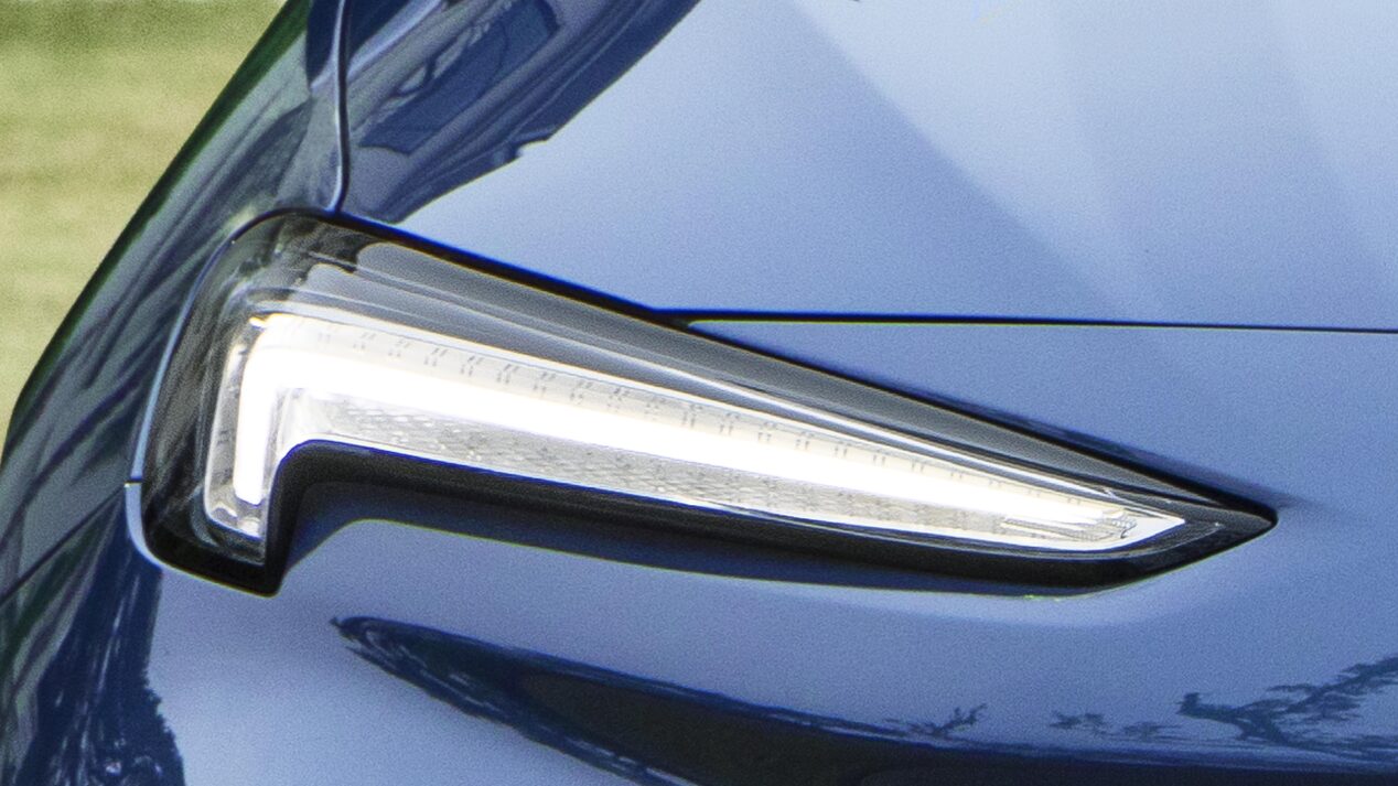 Vue rapprochée d’un phare du Buick Encore GX Avenir 2024.