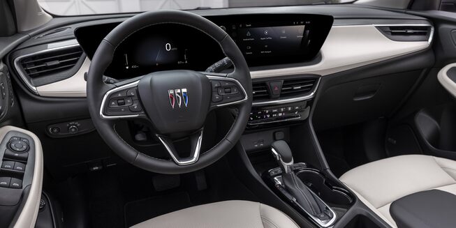 Vue d’ensemble de l’habitacle côté conducteur du Buick Encore GX 2024.
