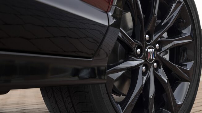 Pneus du VUS sport Buick Encore GX ST 2024.