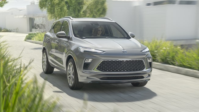 Vue latérale avant du petit VUS Buick Encore GX Avenir 2024.