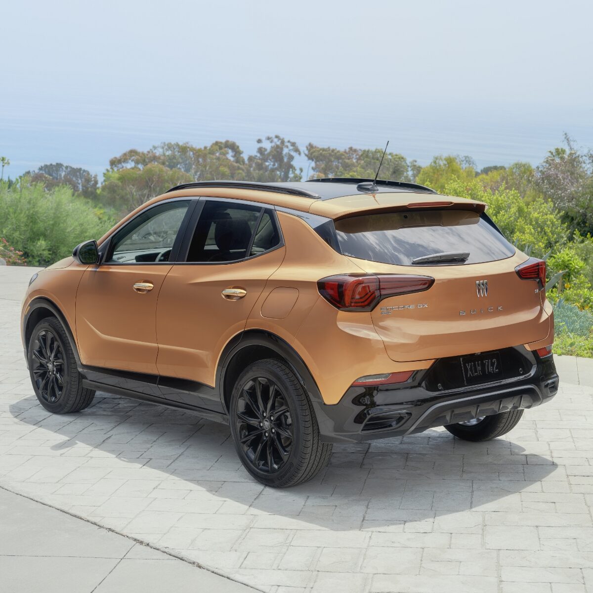 Vue latérale arrière du Buick Encore GX 2024 en cuivre glacé.