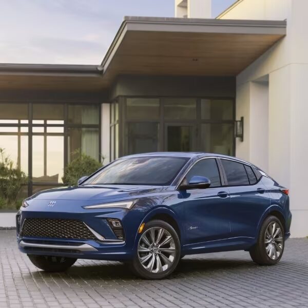 Vue latérale avant du Buick Envista Avenir 2024.