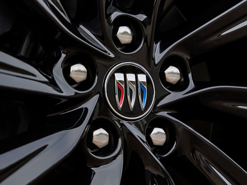 Vue rapprochée de la jante du Buick Envista ST 2024.