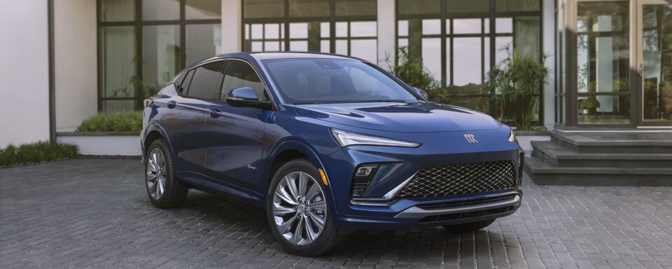 Vue latérale avant du Buick Envista Avenir 2024.