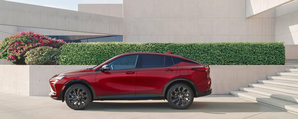 Vue latérale du Buick Envista sport de tourisme 2024.