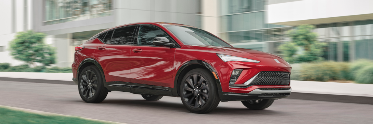 Le Buick Envista ST 2024 en mouvement en ville.