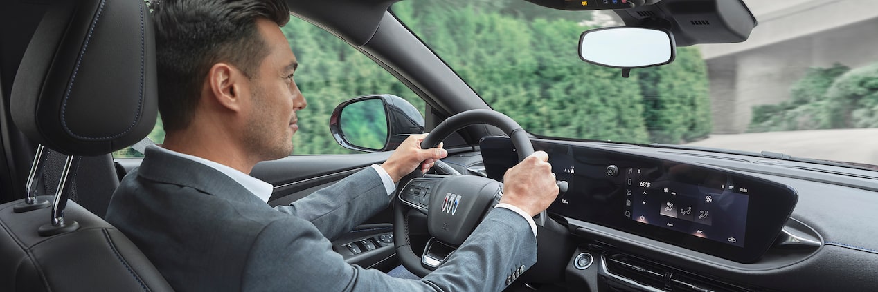 Conduire en banlieue avec le Buick Envista ST 2024.