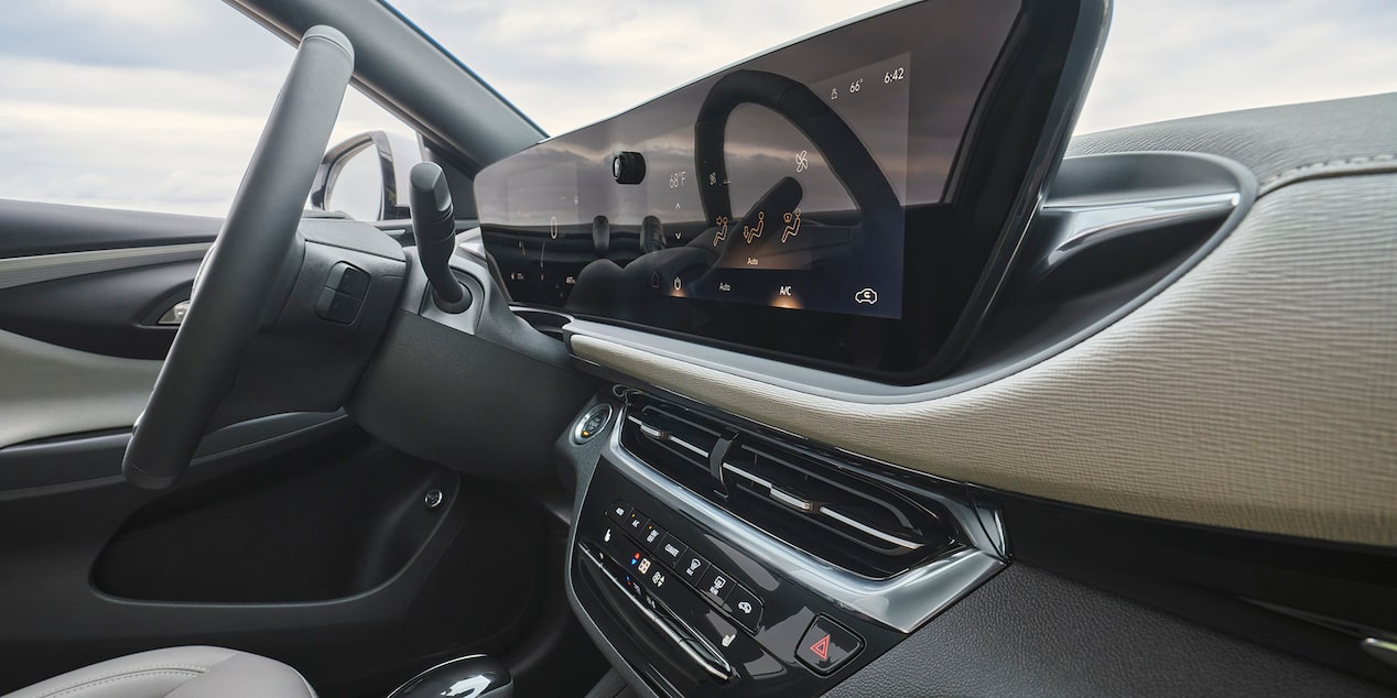 Vue latérale du système d'infodivertissement et du volant du Buick Envista Avenir 2024.