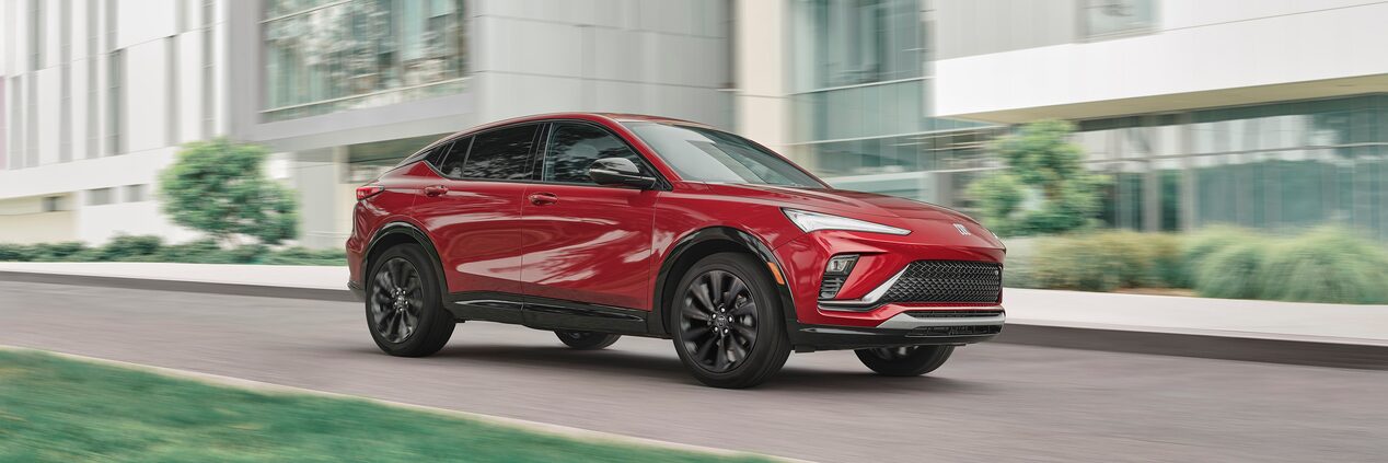 Buick Envista 2024 en mouvement en ville.