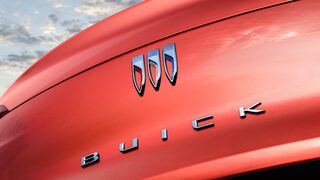 Vue rapprochée de l’emblème à trois boucliers à l’arrière du Buick Envista ST 2024.