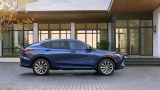 Vue latérale droite du Buick Envista Avenir 2024 stationné devant une maison.