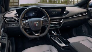 Habitacle côté conducteur du Buick Envista Avenir 2024 avec l’emblème à trois boucliers et le volant.