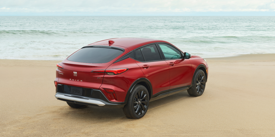 Buick Envista 2024 stationné sur une plage.