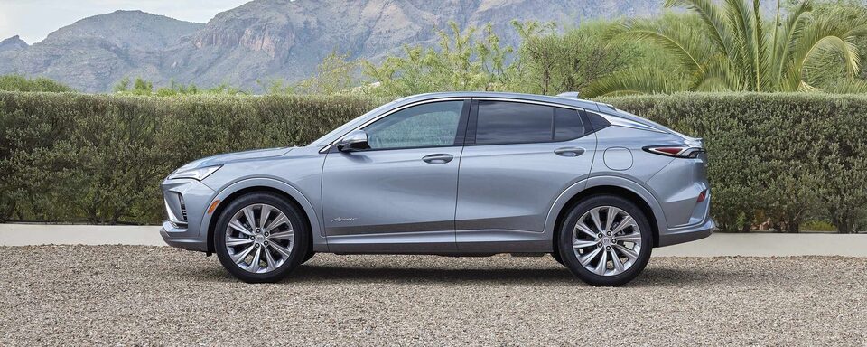 Buick Envista Avenir 2024 stationné devant une maison.
