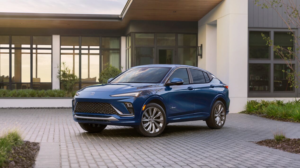 Buick Envista Avenir 2024 stationné devant une maison.