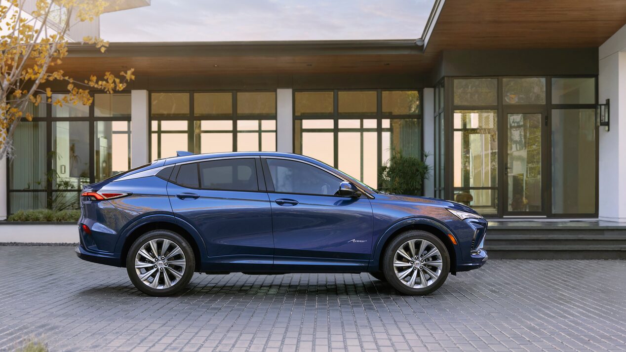 Vue latérale droite du Buick Envista Avenir 2024 stationné devant une maison.