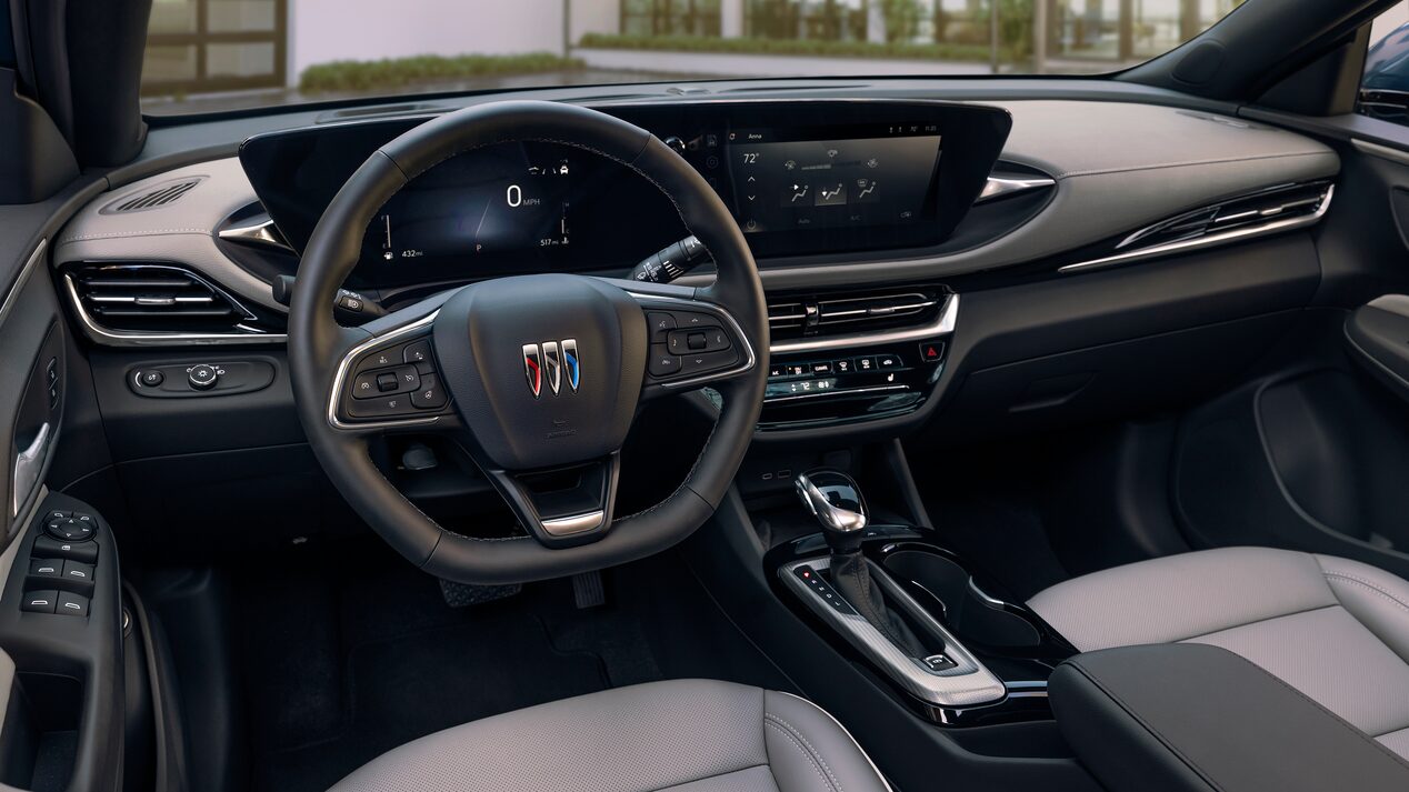 Habitacle côté conducteur du Buick Envista Avenir 2024 avec l’emblème à trois boucliers et le volant.