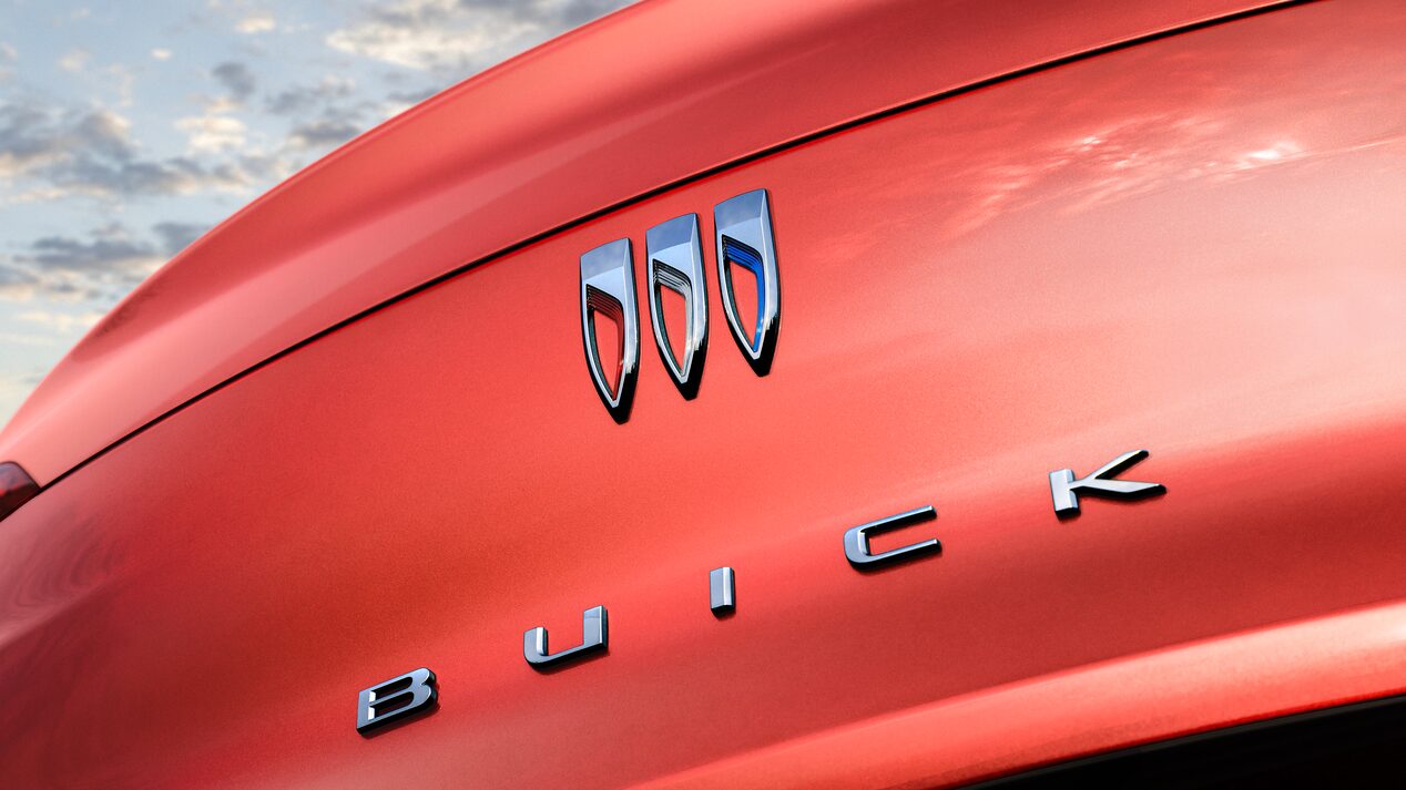 Vue rapprochée de l’emblème à trois boucliers à l’arrière du Buick Envista ST 2024.