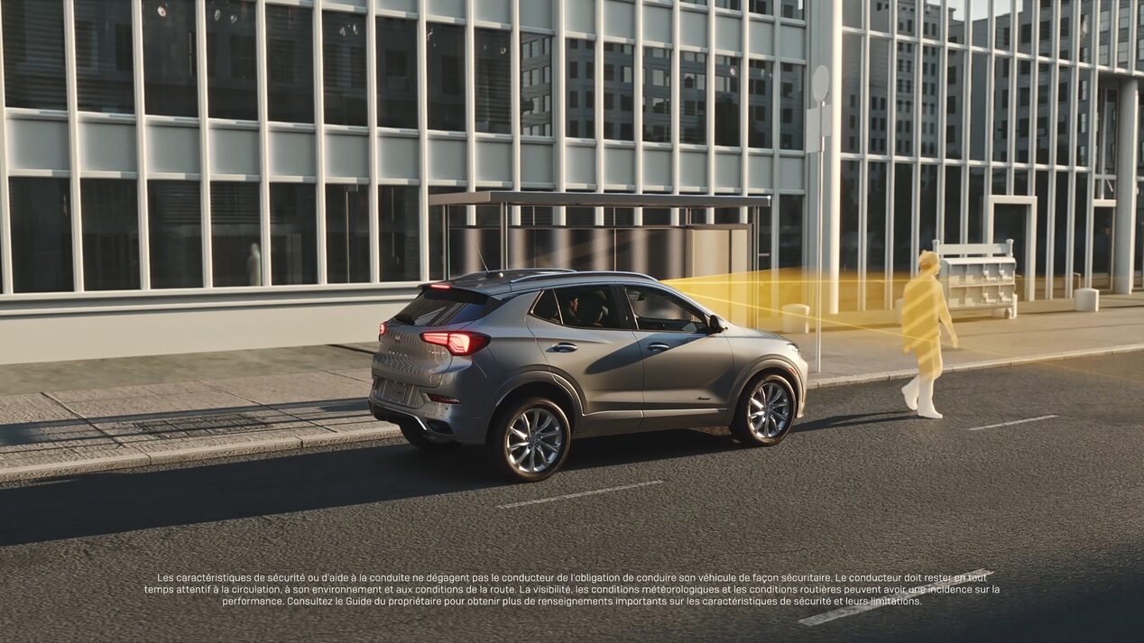 Buick Encore GX ST 2025 : Freinage de détection des piétons à l’avant.