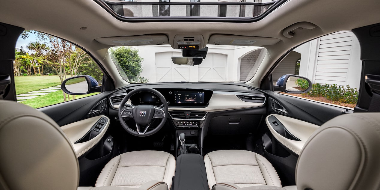 L’habitacle spacieux du Buick Encore GX 2025 vu par les passagers arrière.