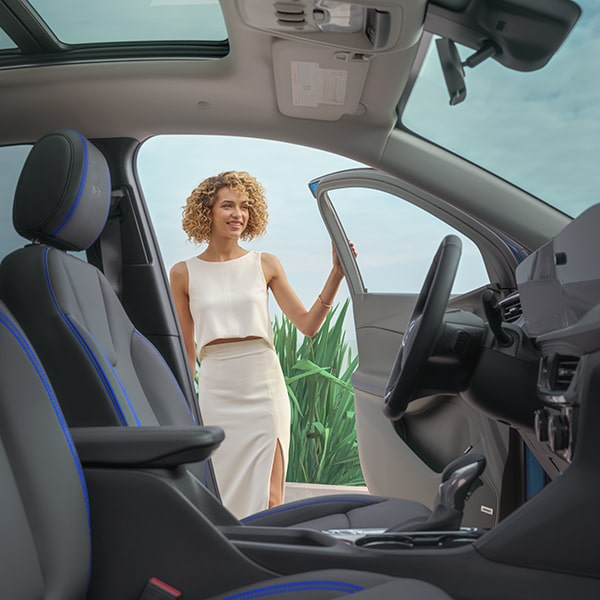 Une personne à l’extérieur du Buick Encore GX 2025 ouvre sa porte.
