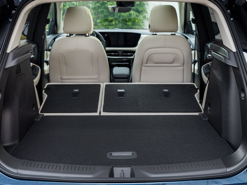 Vue arrière du coffre spacieux du Buick Encore GX Avenir 2025.