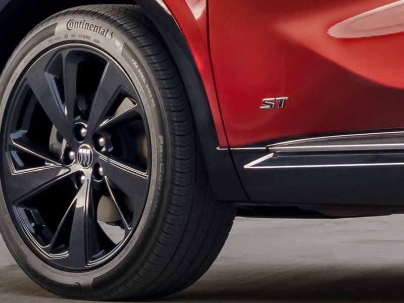 Vue rapprochée en angle des roues élégantes du VUS compact sportif Buick Envision ST 2025.
