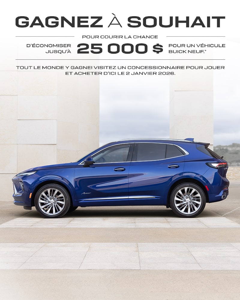 Vue latérale avant du VUS compact Buick Envision 2025 stationné devant un bâtiment.