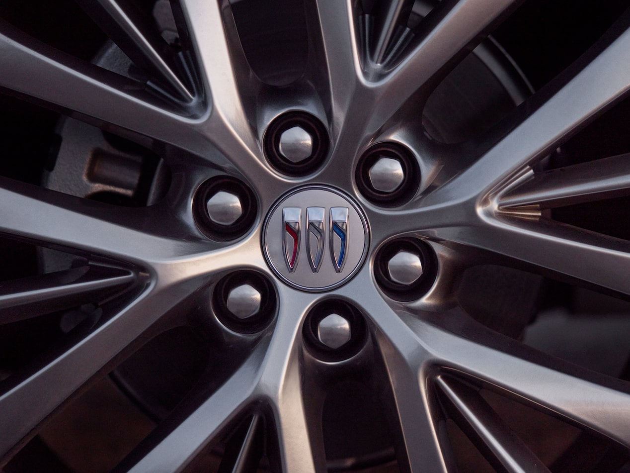 Close-up of the 22" alloy wheels of the 2026 Buick Enclave Avenir.
