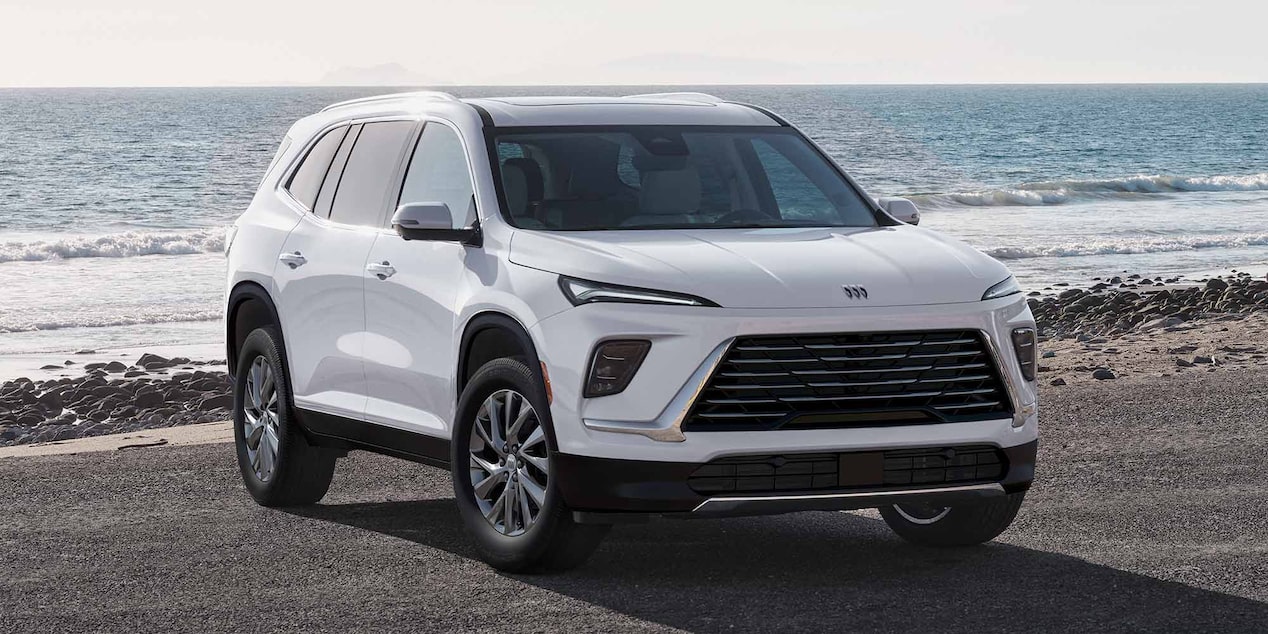 Vue latérale avant du Buick Enclave 2026 stationné à la plage.