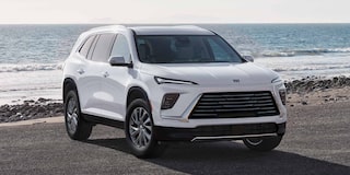 Vue latérale avant du Buick Enclave Avenir 2026 stationné à la plage.