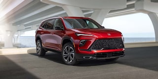 Vue latérale avant du Buick Enclave 2026 stationné sous un pont.