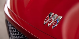 Vue rapprochée de l’emblème Buick sur le capot à l’avant du Buick Enclave 2026.