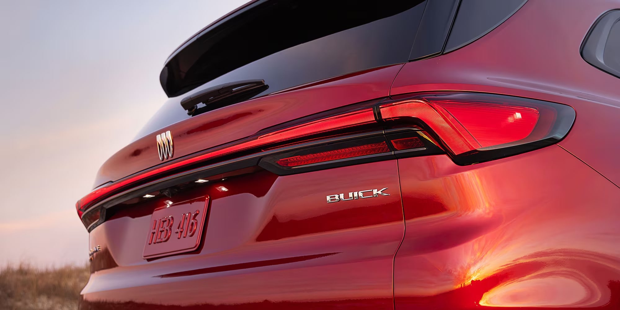 Vue rapprochée d’un feu arrière rouge du Buick Enclave 2026.